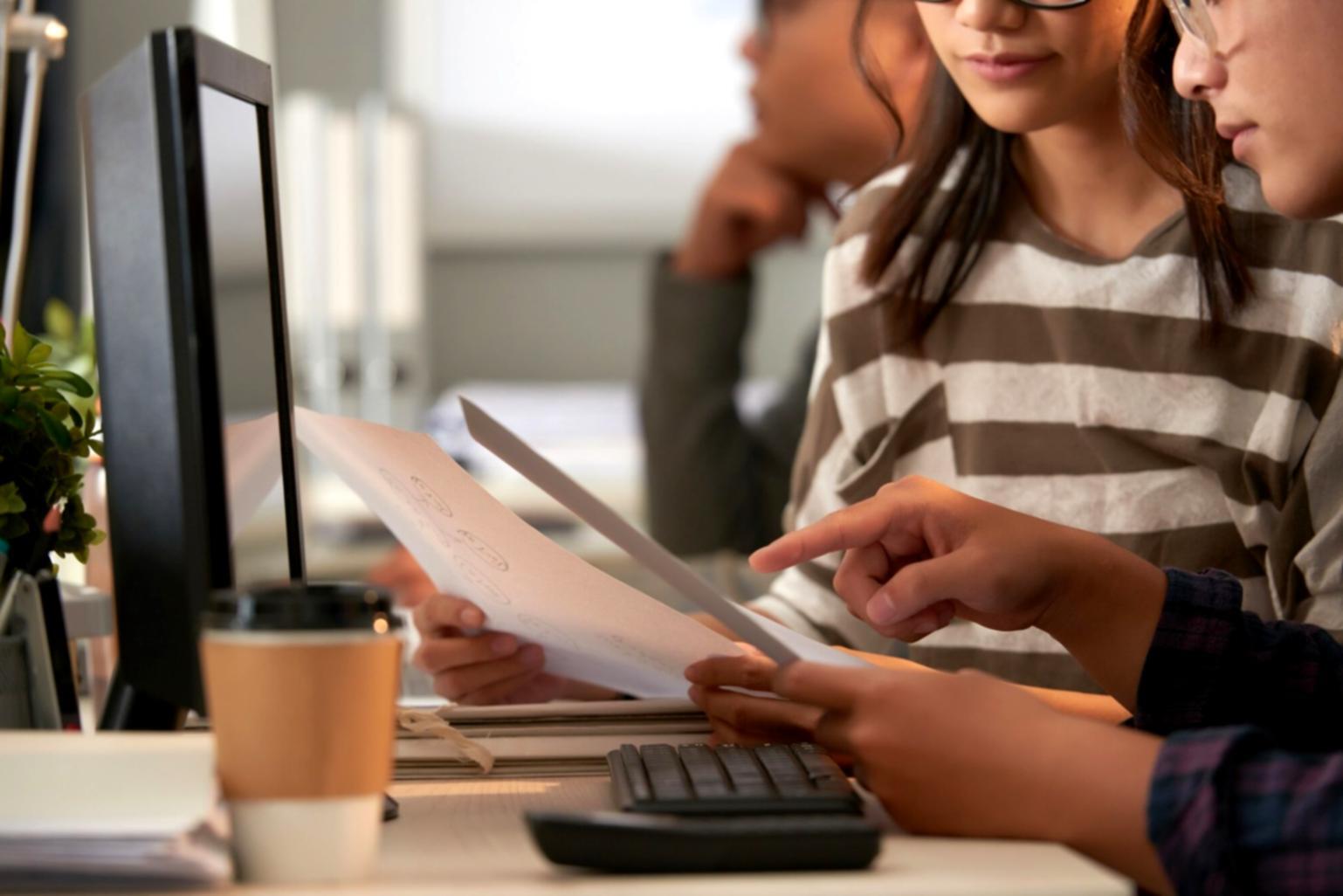 Estudiante trabajando en análisis financiero desde casa